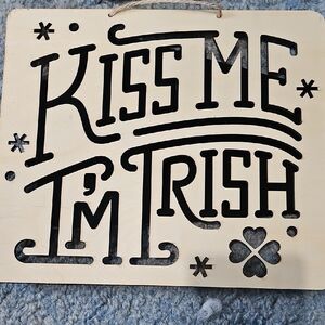 Darice Wooden Wall Art - Kiss Me I'm Irish - Black and Tan